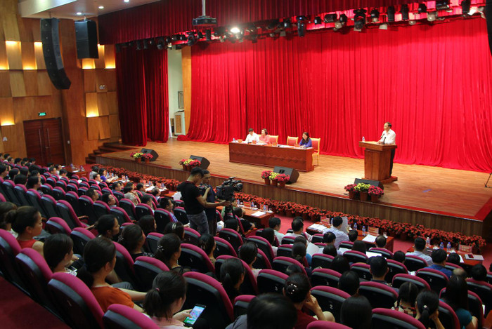 Ủy ban nhân dân tỉnh Quảng Ninh đối thoại với phụ huynh, học sinh Trường Trung học phổ thông Tiên Yên về việc chuyển trường này sang địa điểm mới (Ảnh: Lã Tiến) Ủy ban nhân dân tỉnh Quảng Ninh đối thoại với phụ huynh, học sinh Trường Trung học phổ thông Tiên Yên về việc chuyển trường này sang địa điểm mới (Ảnh: Lã Tiến)