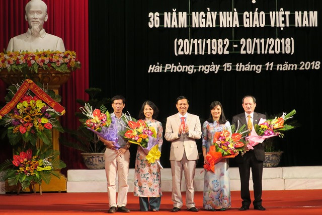 Ông Nguyễn Xuân Trường, Giám đốc Sở Giáo dục và Đào tạo Hải Phòng trao bằng khen của Bộ Giáo dục và Đào đạo tặng các tập thể có lĩnh vực dẫn đầu toàn quốc. (Ảnh: CTV) Ông Nguyễn Xuân Trường, Giám đốc Sở Giáo dục và Đào tạo Hải Phòng trao bằng khen của Bộ Giáo dục và Đào đạo tặng các tập thể có lĩnh vực dẫn đầu toàn quốc. (Ảnh: CTV)