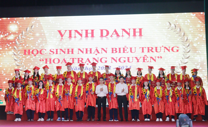 Trường Trung học cơ sở Trần Phú vinh danh các em học sinh nhận biểu trưng "Hoa trạng nguyên" (Ảnh: LT) GDVN_thcs-tran-phu-tk-11.jpg