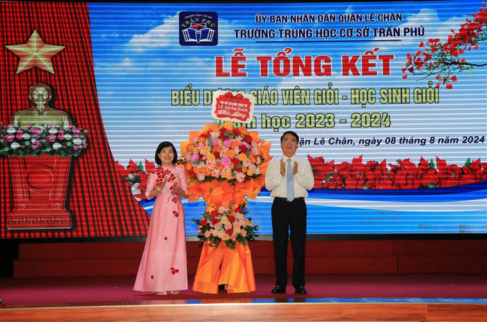Ông Lê Khắc Nam – Phó chủ tịch Uỷ ban nhân dân thành phố Hải Phòng tặng hoa chúc mừng Trường Trung học cơ sở Trần Phú (Ảnh: LT) GDVN_thcs-tran-phu-tk-4.jpg
