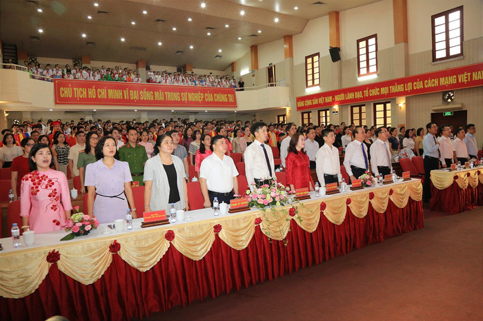 Các đại biểu, thầy cô giáo và học sinh nhà trường thực hiện nghi lễ chào cờ (Ảnh: LT) GDVN_thcs-tran-phu-tk-3.jpg