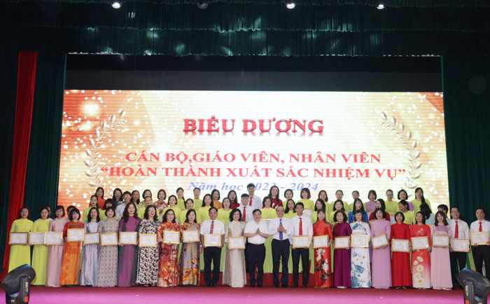 Trường Trung học cơ sở Trần Phú vinh danh các cán bộ, giáo viên, nhân viên hoàn thành xuất sắc nhiệm vụ trong năm học 2023-2024 (Ảnh: LT) GDVN_thcs-tran-phu-tk-13.jpg