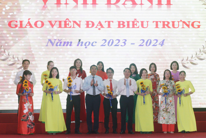 Các giáo viên của Trường Trung học cơ sở Trần Phú được trao tặng biểu trưng "Hoa trạng nguyên" (ảnh: LT) GDVN_thcs-tran-phu-tk-9.jpg