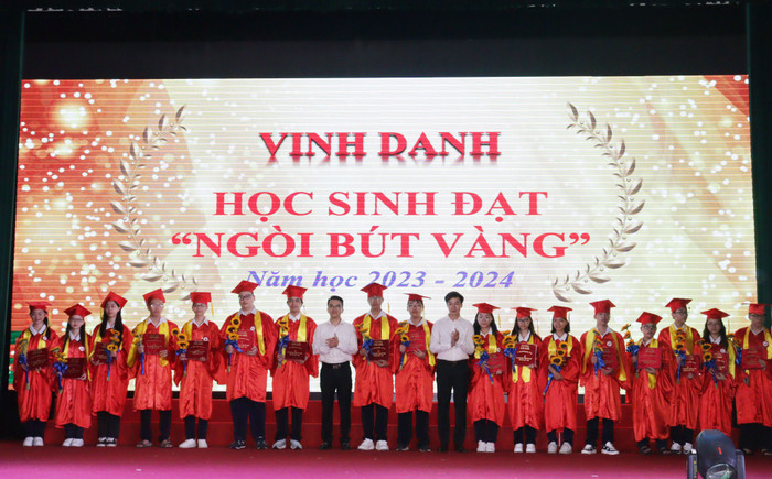 Trường Trung học cơ sở Trần Phú vinh danh các em học sinh đạt danh hiệu "ngòi bút vàng" (Ảnh: LT) GDVN_thcs-tran-phu-tk-10.jpg