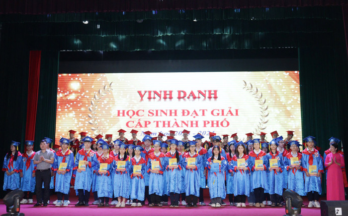 Trường Trung học cơ sở Trần Phú vinh danh các em học sinh đạt giải cấp thành phố (Ảnh: LT) GDVN_thcs-tran-phu-tk-15.jpg