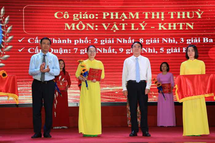 Các giáo viên của Trường Trung học cơ sở Trần Phú được trao tặng danh hiệu “Viên phấn vàng” (ảnh: LT) GDVN_thcs-tran-phu-tk-2.jpg
