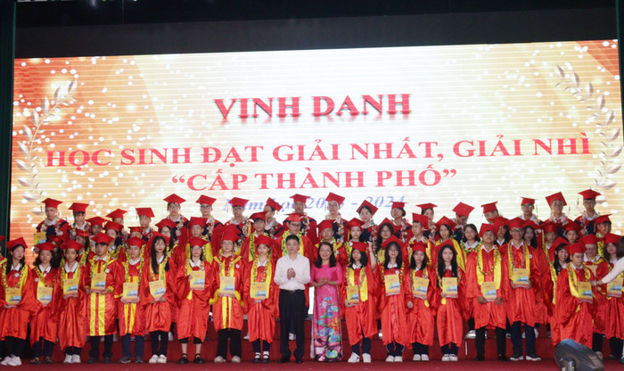 Trường Trung học cơ sở Trần Phú vinh danh các em học sinh đạt giải cấp thành phố (Ảnh: LT) GDVN_thcs-tran-phu-tk-14.jpg