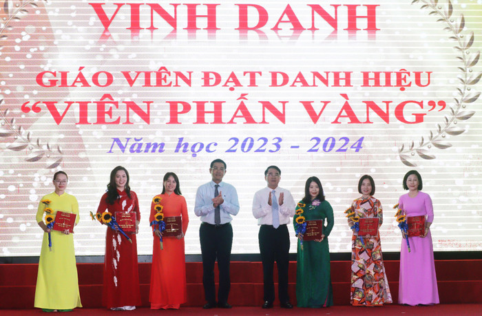 Các giáo viên của Trường Trung học cơ sở Trần Phú được trao tặng danh hiệu “Viên phấn vàng” (ảnh: LT) GDVN_thcs-tran-phu-tk-8.jpg