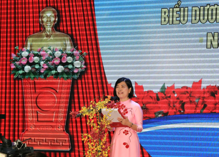 Cô giáo Lê Thị Minh Tâm – Hiệu trưởng Trường Trung học cơ sở Trần Phú phát biểu tại lễ biểu dương (Ảnh: LT) GDVN_thcs-tran-phu-tk-7.jpg