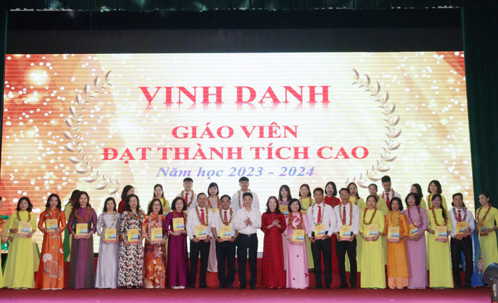 Trường Trung học cơ sở Trần Phú vinh danh các giáo viên đạt thành tích cao trong năm học 2023-2024 (Ảnh: LT) GDVN_thcs-tran-phu-tk-12.jpg