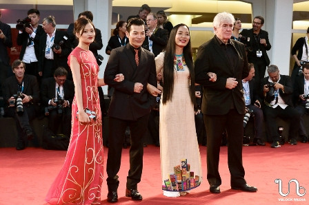 Ekip đoàn làm phim "Đập cánh giữa không trung" trên thảm đỏ LHP Venice. Ekip đoàn làm phim "Đập cánh giữa không trung" trên thảm đỏ LHP Venice.