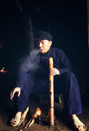 Để có những cảnh diễn thật nhất Đàm Vĩnh Hưng đã học rít thuốc lào và bị say