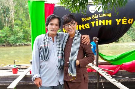 Long Nhật với Thương Tín trong MV "Khúc đoạn trường vắng mẹ" Long Nhật với Thương Tín trong MV "Khúc đoạn trường vắng mẹ"