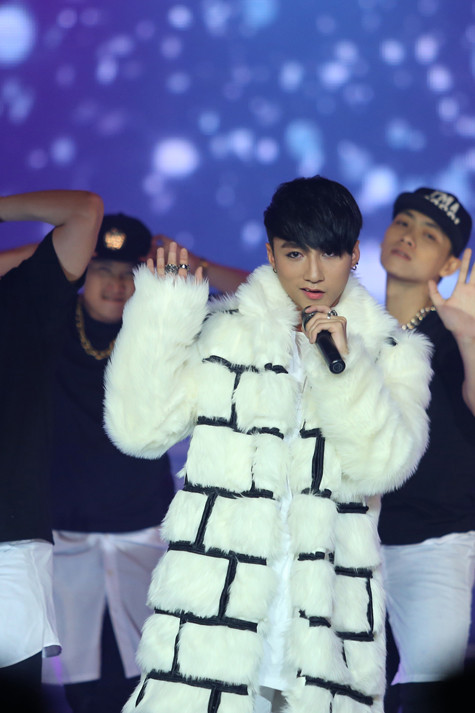 Anh được đánh giá là ca sĩ trẻ đang có nhiều fan nhất hiện nay Anh được đánh giá là ca sĩ trẻ đang có nhiều fan nhất hiện nay