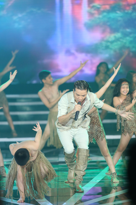 Đàm Vĩnh Hưng luôn "cháy" hết mình trên sân khấu. Đàm Vĩnh Hưng luôn "cháy" hết mình trên sân khấu.