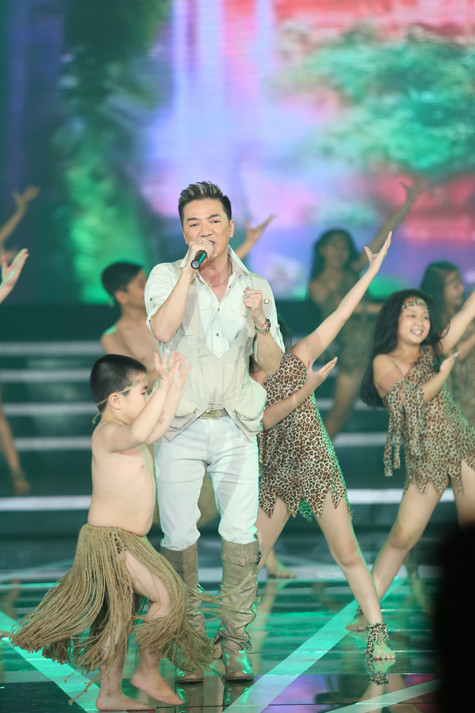 Cùng dàn múa phụ họa là các em nhỏ Cùng dàn múa phụ họa là các em nhỏ