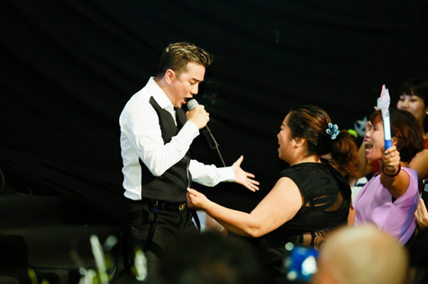 Và khiêu vũ với fan hâm mộ Và khiêu vũ với fan hâm mộ