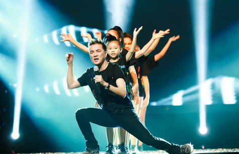 Đàm Vĩnh Hưng trình diễn cùng nhóm nhảy nhí Đàm Vĩnh Hưng trình diễn cùng nhóm nhảy nhí