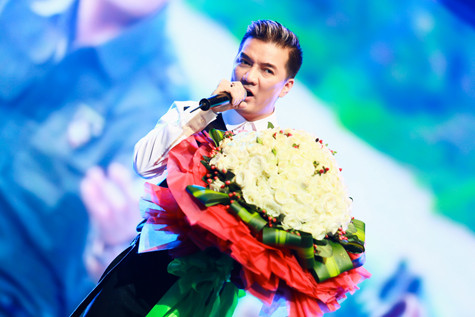 Đàm Vĩnh Hưng luôn nhận được sự yêu mến của nhiều khán giả. Đàm Vĩnh Hưng luôn nhận được sự yêu mến của nhiều khán giả.