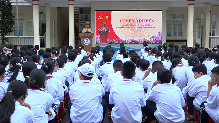 Các em học sinh Trường Trung học cơ sở Trần Phú (quận Kiến An, Hải Phòng) được trang bị kiến thức về an toàn giao thông. (Ảnh: NTCC) Ảnh 1.jpg