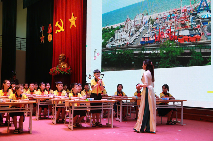 Học sinh hào hứng với tiết dạy (Ảnh: LT) GDVN_cd-tieng-anh-1.jpg
