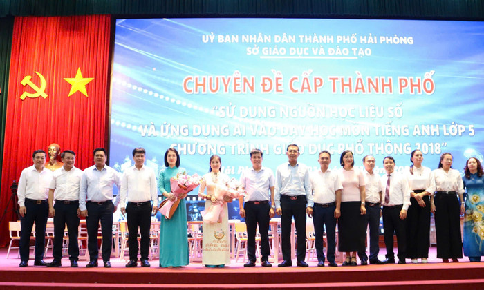 Các đại biểu tặng hoa giáo viên thực hiện tiết dạy minh hoạ tại chuyên đề (Ảnh: LT) chuyen-de-an-duong.jpeg