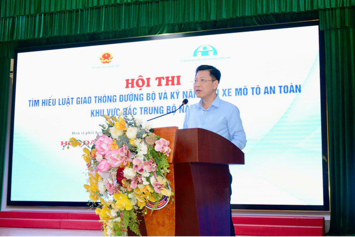 Ông Nguyễn Xuân An Việt - Phó Vụ trưởng Vụ Giáo dục Chính trị và Công tác học sinh, sinh viên phát biểu khai mạc hội thi. thi-atgt-2.jpg