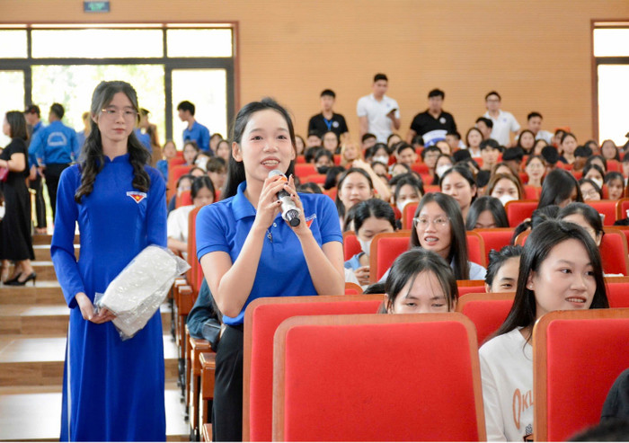 Các bạn sinh viên tham gia giao lưu trao đổi tại hội thi. thi-atgt-5.jpg