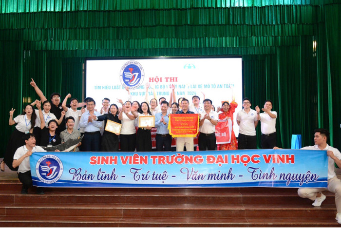 Ban tổ chức trao giải Nhất cho đội thi Trường Đại học Vinh. thi-atgt-7.jpg