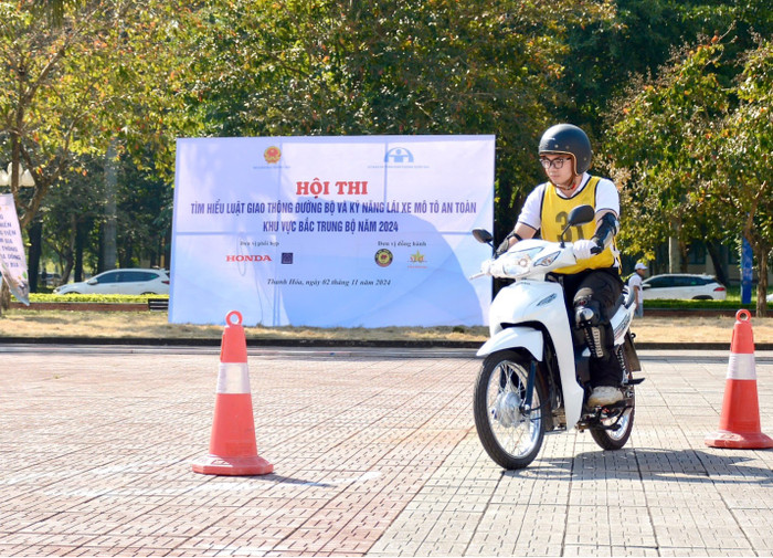 Các thí sinh tham dự phần thi "Thực hành lái xe an toàn". thi-atgt-4.jpg