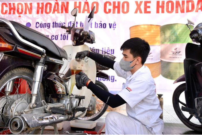 Công ty Honda tổ chức thay dầu nhớt xe miễn phí cho các em sinh viên. thi-atgt-6.jpg