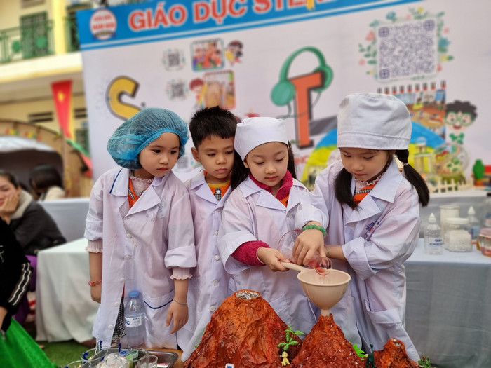 Để phổ cập giáo dục mầm non cho trẻ từ 3-5 tuổi thì cần có cơ chế, chính sách tốt đối với giáo viên mầm non (Ảnh: LT) GDVN_gvmn-hp-2.jpg