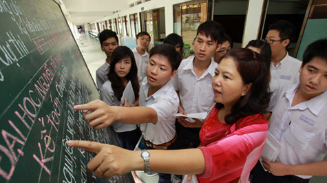 TS tìm hiểu thông tin trước khi đăng ký dự thi ĐH-CĐ tại TP.HCM - Ảnh: Đào Ngọc Thạch TS tìm hiểu thông tin trước khi đăng ký dự thi ĐH-CĐ tại TP.HCM - Ảnh: Đào Ngọc Thạch