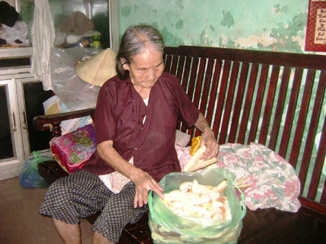 Bà Gái đang chuẩn bị bánh mỳ để chiều cho cá ăn Bà Gái đang chuẩn bị bánh mỳ để chiều cho cá ăn