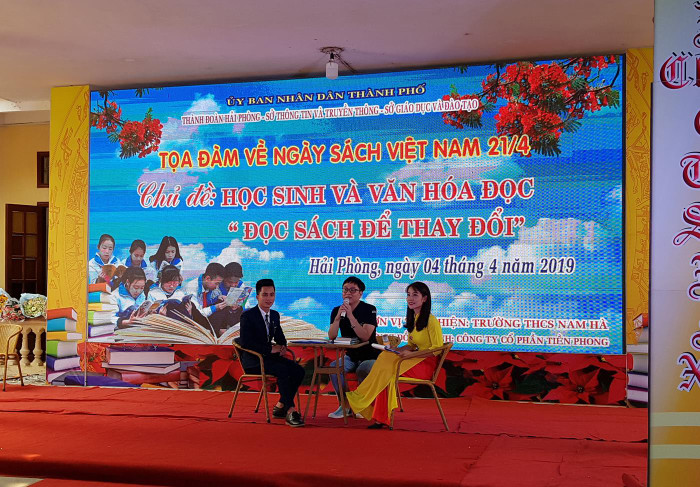 Nhà văn Nguyễn Đình Tú (ngồi giữa) giao lưu với học sinh Trường Trung học cơ sở Nam Hà (Ảnh: Lã Tiến) Nhà văn Nguyễn Đình Tú (ngồi giữa) giao lưu với học sinh Trường Trung học cơ sở Nam Hà (Ảnh: Lã Tiến)