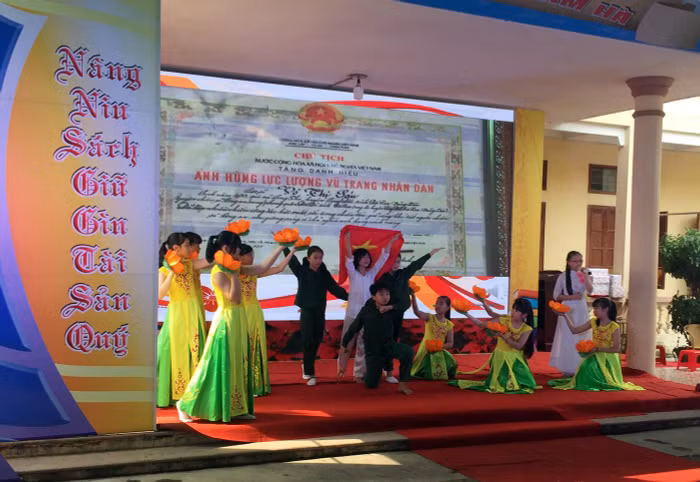 Các tiết mục văn nghệ của Trường Trung học cơ sở Nam Hà chào mừng cuộc tọa đàm (Ảnh: Lã Tiến) Các tiết mục văn nghệ của Trường Trung học cơ sở Nam Hà chào mừng cuộc tọa đàm (Ảnh: Lã Tiến)