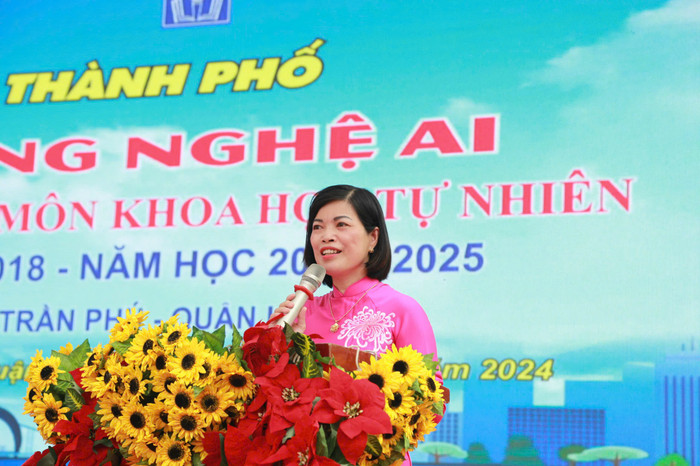 Cô giáo Lê Thị Minh Tâm – Hiệu trưởng Trường Trung học cơ sở Trần Phú phát biểu đề dẫn chuyên đề (Ảnh: Lã Tiến) GDVN_thcs-tran-phu-cd-2024-2.jpg