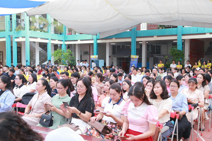 Đông đảo cán bộ quản lý, giáo viên các trường trung học cơ sở tham dự chuyên đề (Ảnh: Lã Tiến) GDVN_thcs-tran-phu-cd-2024-10.jpg