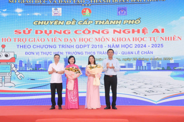 Lãnh đạo Sở Giáo dục và Đào tạo, Uỷ ban nhân dân quận Lê Chân tặng hoa chúc mừng nhà trường và giáo viên lên lớp tiết dạy minh hoạ (Ảnh: Lã Tiến) GDVN_thcs-tran-phu-cd-2024-1.jpg