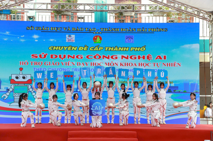 Tiết mục văn nghệ tại chuyên đề do học sinh Trường Trung học cơ sở Trần Phú thực hiện (Ảnh: LT) GDVN_thcs-tran-phu-cd-2024-8.jpg