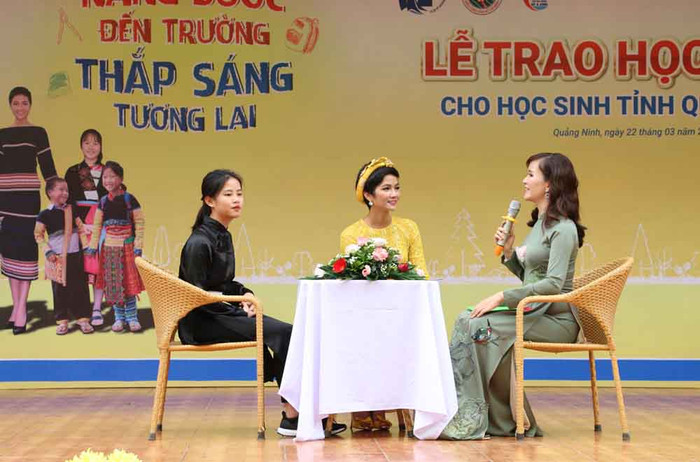 Hoa hậu Hoàn vũ Việt Nam 2017 H’Hen Niê giao lưu với học sinh tại chương trình. (Ảnh: CTV) Hoa hậu Hoàn vũ Việt Nam 2017 H’Hen Niê giao lưu với học sinh tại chương trình. (Ảnh: CTV)