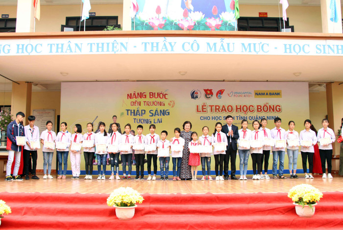 150 học sinh tỉnh Quảng Ninh nhận học bổng từ quỹ học bổng Vừ A Dính (Ảnh: CTV) 150 học sinh tỉnh Quảng Ninh nhận học bổng từ quỹ học bổng Vừ A Dính (Ảnh: CTV)