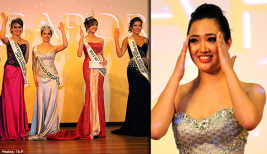 Karisa Sukamto vẫn còn bàng hoàng khi được xướng tên trở thành người chiến thắng tại Miss Singapore World 2012. Ảnh. TNP. Karisa Sukamto vẫn còn bàng hoàng khi được xướng tên trở thành người chiến thắng tại Miss Singapore World 2012. Ảnh. TNP.