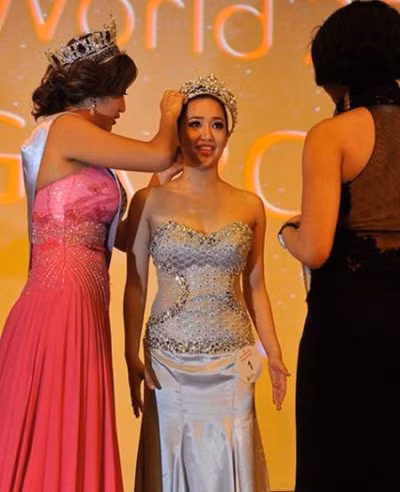 Karisa Sukamto giờ phút đăng quang. Ảnh. Hubsubpost.