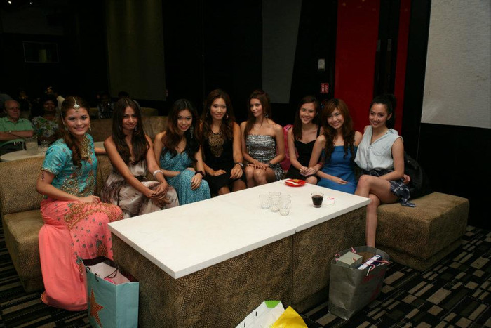 Sukamto bên cạnh các bạn thi (ngoài cùng bên phải). Ảnh. Facebook Misssingaporeworld. Sukamto bên cạnh các bạn thi (ngoài cùng bên phải). Ảnh. Facebook Misssingaporeworld.