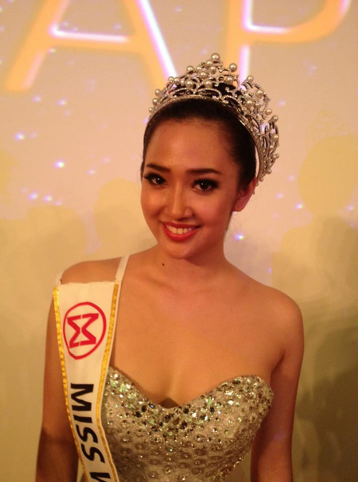 Karisa Sukamto đã trở thành Hoa hậu Singapore 2012 với chiều cao 1,6m. Ảnh. Beautycontestupdate. Karisa Sukamto đã trở thành Hoa hậu Singapore 2012 với chiều cao 1,6m. Ảnh. Beautycontestupdate.