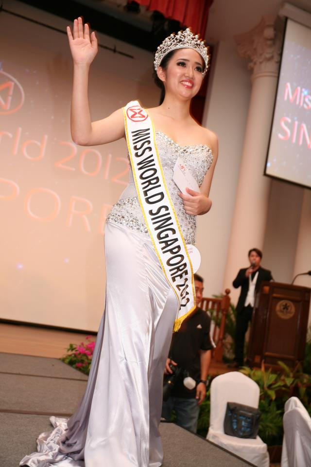 Tân hoa hậu Singapore 2012 đã chiến thắng nhờ khuôn mặt và câu trả lời thông minh với chiều cao khiêm tốn. Ảnh. Beautycontestupdate. Tân hoa hậu Singapore 2012 đã chiến thắng nhờ khuôn mặt và câu trả lời thông minh với chiều cao khiêm tốn. Ảnh. Beautycontestupdate.