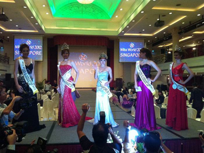 Tân hoa hậu sánh vai trong top 5 người đẹp nhất của cuộc thi. Tân hoa hậu sánh vai trong top 5 người đẹp nhất của cuộc thi.