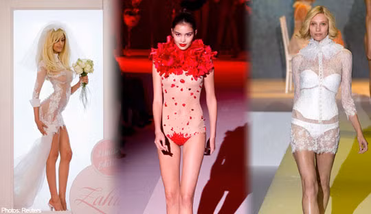 Zahia (trái) bên cạnh các người mẫu khác trong một bộ sưu tập tại Tuần lễ thời trang Thu Đông Paris 2012. Ảnh. Reuters.