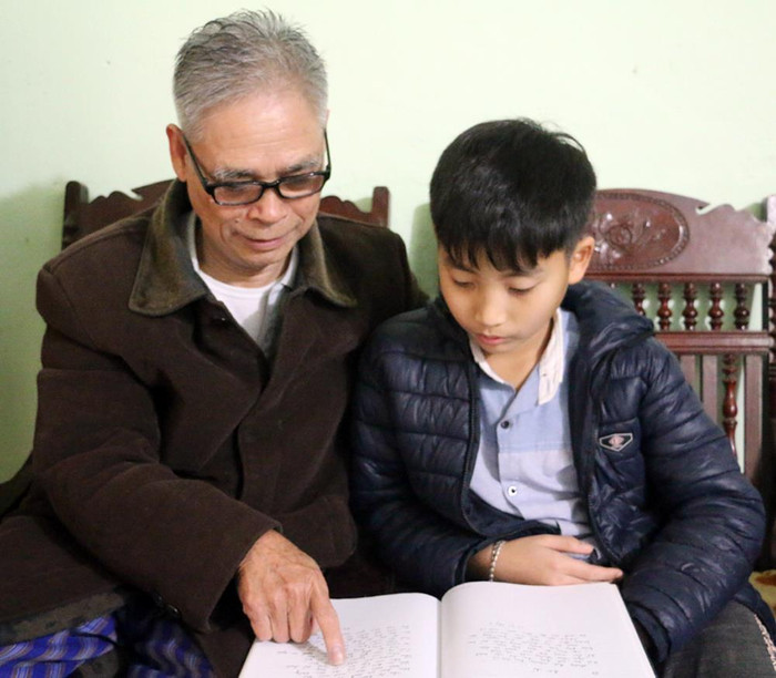 Thầy giáo Phạm Văn Tân vẫn dành nhiều thời gian chăm sóc, dạy dỗ các cháu học hành (Ảnh: Công Quý) Thầy giáo Phạm Văn Tân vẫn dành nhiều thời gian chăm sóc, dạy dỗ các cháu học hành (Ảnh: Công Quý)